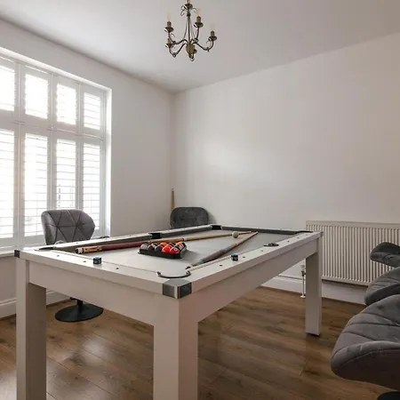 Spacious 3 Bedroom With Ps5 And Pool Table Near O2 Arena Canary Wharf And Elizabeth Line To