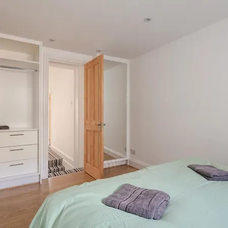 Spacious 3 Bedroom With Ps5 And Pool Table Near O2 Arena Canary Wharf And Elizabeth Line To * London