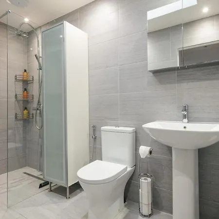 Spacious 3 Bedroom With Ps5 And Pool Table Near O2 Arena Canary Wharf And Elizabeth Line To Apartment London