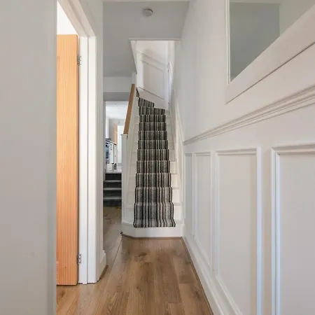 Spacious 3 Bedroom With Ps5 And Pool Table Near O2 Arena Canary Wharf And Elizabeth Line To * London