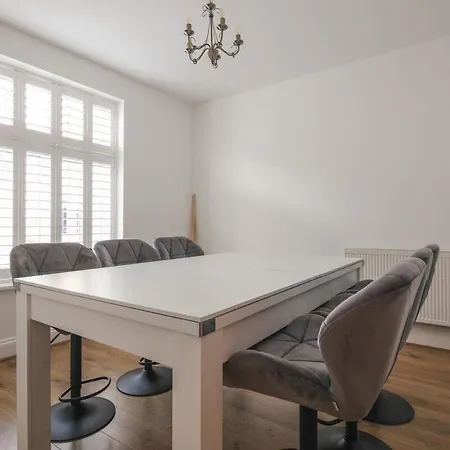Spacious 3 Bedroom With Ps5 And Pool Table Near O2 Arena Canary Wharf And Elizabeth Line To Apartment London