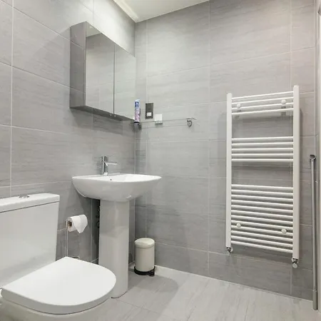 Spacious 3 Bedroom With Ps5 And Pool Table Near O2 Arena Canary Wharf And Elizabeth Line To * London