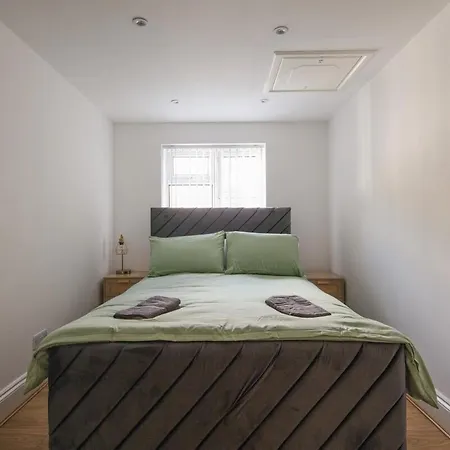 Spacious 3 Bedroom With Ps5 And Pool Table Near O2 Arena Canary Wharf And Elizabeth Line To Apartment London