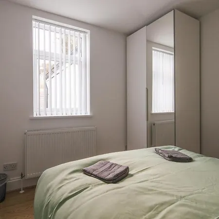 Spacious 3 Bedroom With Ps5 And Pool Table Near O2 Arena Canary Wharf And Elizabeth Line To *