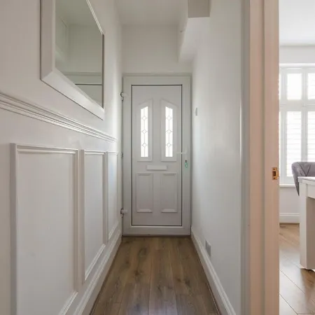 Spacious 3 Bedroom With Ps5 And Pool Table Near O2 Arena Canary Wharf And Elizabeth Line To * London