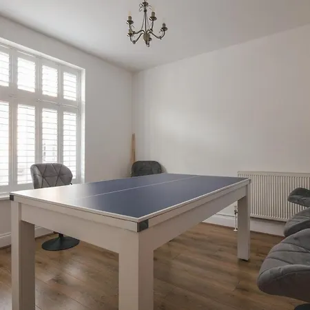Spacious 3 Bedroom With Ps5 And Pool Table Near O2 Arena Canary Wharf And Elizabeth Line To Apartment London