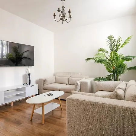 Spacious 3 Bedroom With Ps5 And Pool Table Near O2 Arena Canary Wharf And Elizabeth Line To London