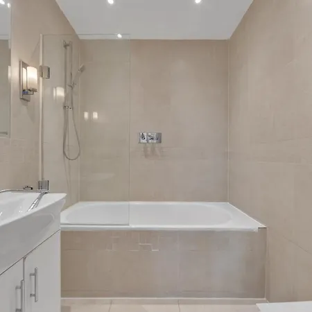 Deluxe 1-bedroom * London