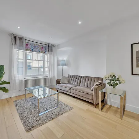 Deluxe 1-bedroom Apartment
