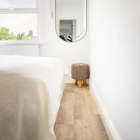 Newly Designed, 2br Apt, 5min From Northwood London Tube Station, Nato Hq, Ideal For Wembley, Warner Studio, Contractors Apartment