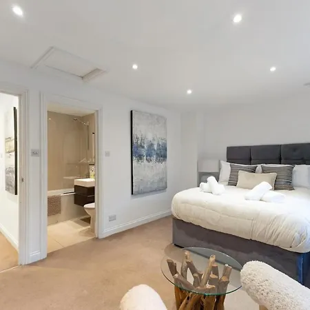 The Riverbank Hideaway London