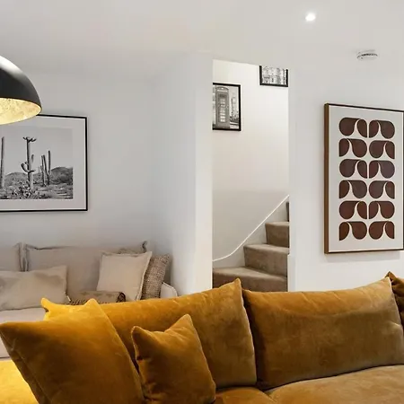 The Riverbank Hideaway * London