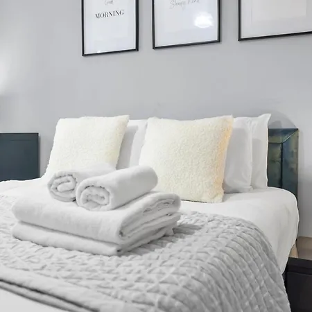 2-bedroom Short Term & Flexible Renting Canary Wharf Apartment