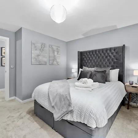 2-bedroom Short Term & Flexible Renting Canary Wharf Apartment London