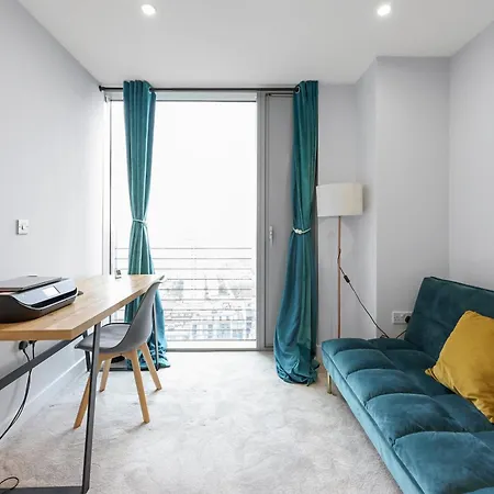 2-bedroom Short Term & Flexible Renting Canary Wharf Apartment London