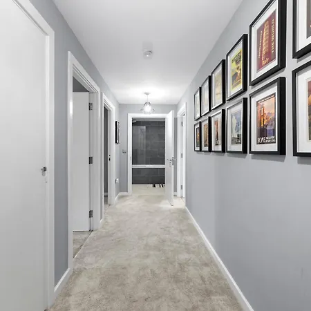 2-bedroom Short Term & Flexible Renting Canary Wharf Apartment London