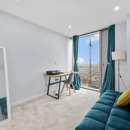 2-bedroom Short Term & Flexible Renting Canary Wharf Apartment