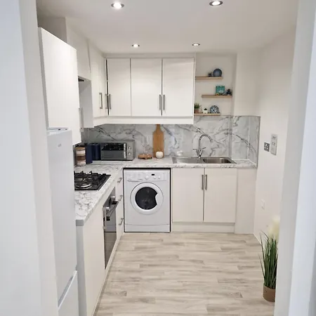 New Luxury Near Wembley - Free Parking & Wifi Apartment *