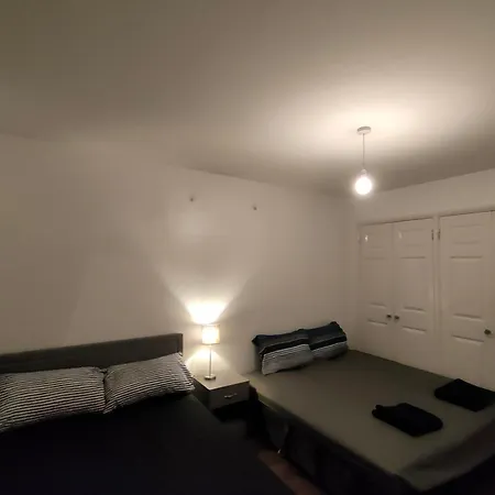 Free Parking 4 Beds Flat 15 Min Train To Victoria Bridge St Paul Cathedral לונדון