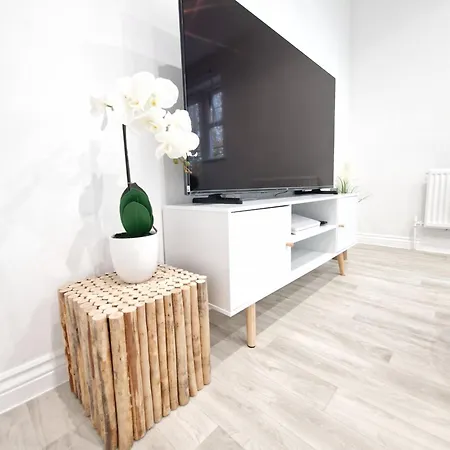 New Luxury Near Wembley - Free Parking & Wifi Apartment Edgware