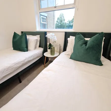 New Luxury Near Wembley - Free Parking & Wifi Apartment Edgware