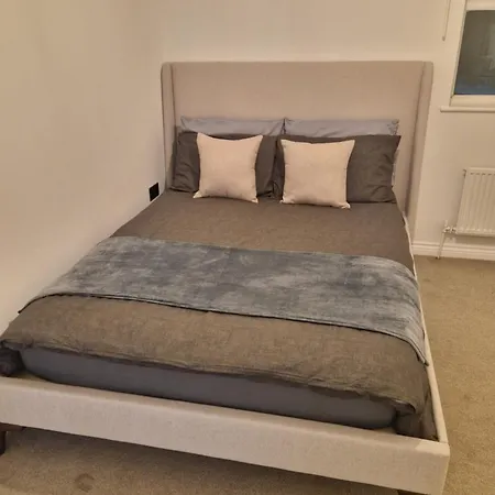 New Luxury Near Wembley - Free Parking & Wifi Apartment