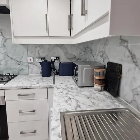 New Luxury Near Wembley - Free Parking & Wifi *