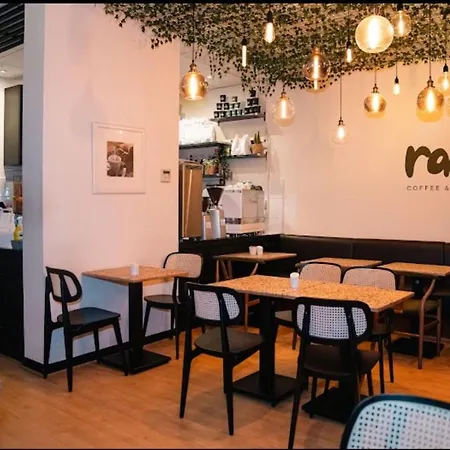 Modern Amazing Spring Offer Longer Sleeps 6 Free Gym Free Underground Parking Fast Wifi 5 Mins To Stadium Direct Travel To Heathrow Airport Apartment *