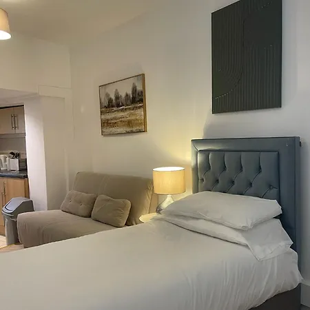 Quintuple Close To King's Cross *
