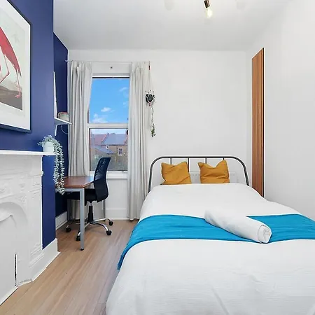 The Townhouse By Harlington Apartment *