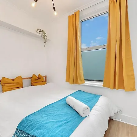 The Townhouse By Harlington * London