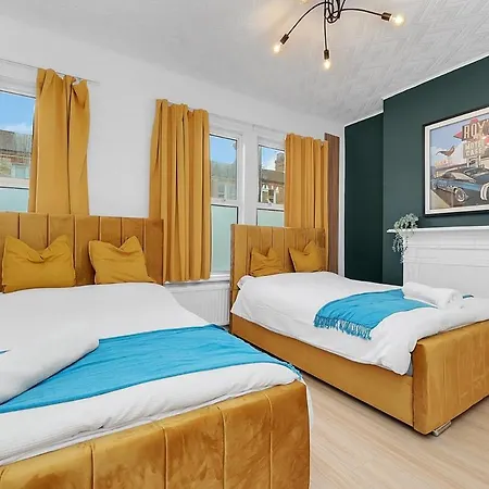The Townhouse By Harlington Apartment