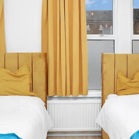The Townhouse By Harlington Apartment