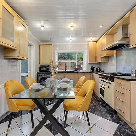 The Townhouse By Harlington Apartment *