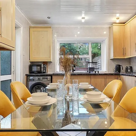 The Townhouse By Harlington *