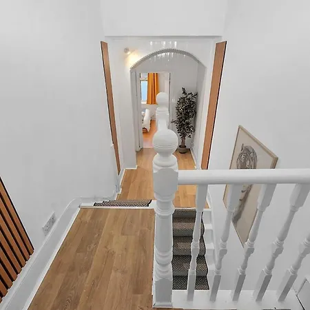The Townhouse By Harlington