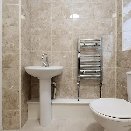 The Townhouse By Harlington Apartment *