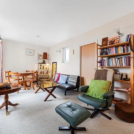 Elegant 1br Flat With Balcony & View, Walworth * Londres