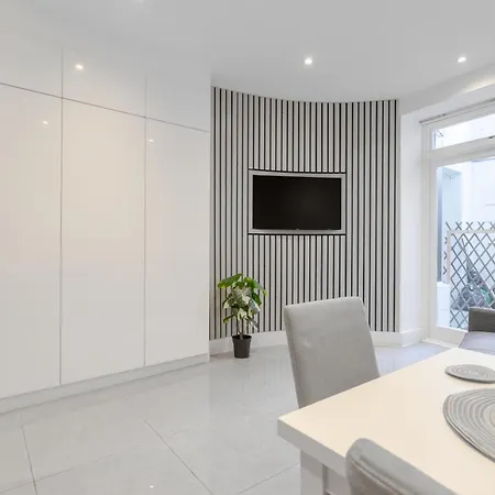 Apartment Westbourne Terrace London