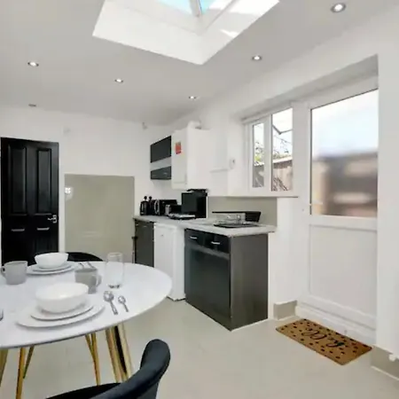 One Bed Near Heathrow Apartment *