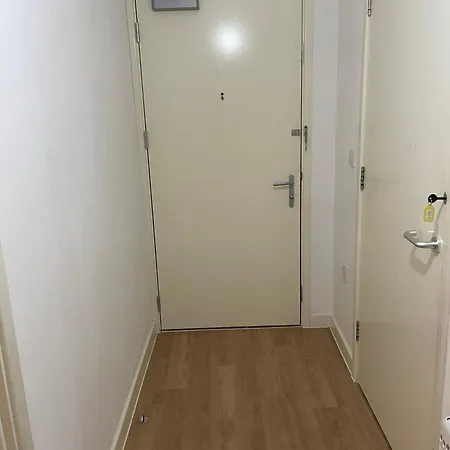 2br-sleeps4-parking-balcony-nearcitycentre Apartment