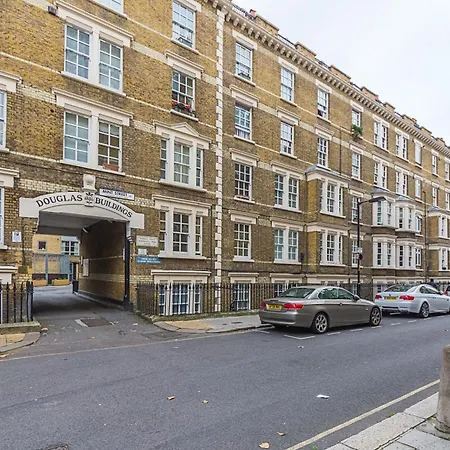 Bridge Compact Apartment, Sleeps 3 , Tube 3 Mins Walk , Zone 1 , Weekly Offers Apartment *