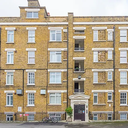Bridge Compact Apartment, Sleeps 3 , Tube 3 Mins Walk , Zone 1 , Weekly Offers *