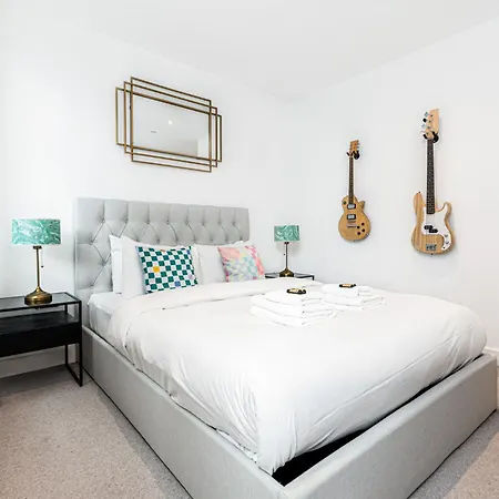 Gorgeous 1br With Balcony, 2min Tottenham Hale Tube London