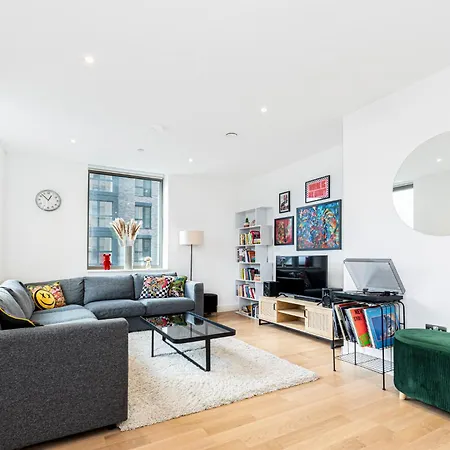 Gorgeous 1br With Balcony, 2min Tottenham Hale Tube Lägenhet