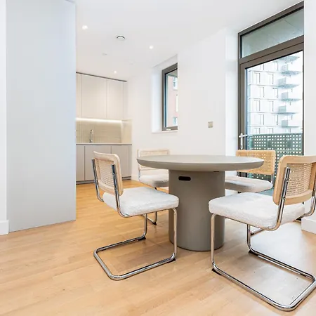 Gorgeous 1br With Balcony, 2min Tottenham Hale Tube Lägenhet *