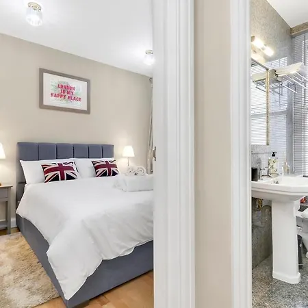 Soho - Sleeps 6 - Amazing Location Apartment *