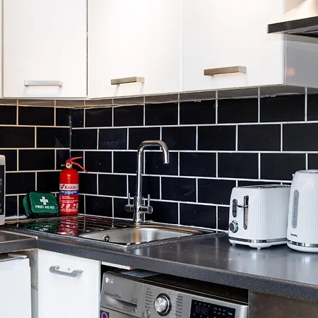 Exquisite 1br, 5min Kensington Olympia Tube London
