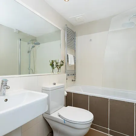 Exquisite 1br, 5min Kensington Olympia Tube Apartment