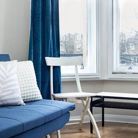 Exquisite 1br, 5min Kensington Olympia Tube Apartment London